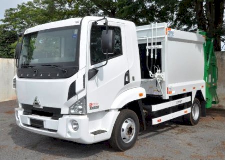 Funasa entrega caminhão compactador de lixo a Aral Moreira