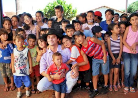 No natal, Fael Cordeiro distribui brinquedos e faz a alegria da criançada