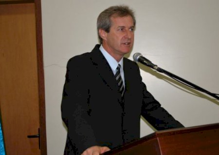 Prefeito Edson de David garante mais uma retroescavadeira e uma motoniveladora para Aral Moreira