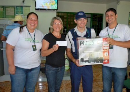 Como forma de incentivar compras no comércio local, Sicredi Aral Moreira entrega prêmios aos associados
