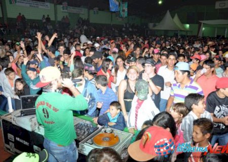 Show com Trio Parada Dura reúne mais de 4 mil pessoas em Aral Moreira