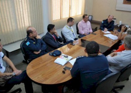 Autoridades se reúnem com representantes da Policia Militar para discutir segurança pública