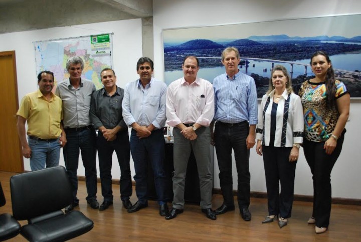 Prefeito Edson de David e vereadores de Aral Moreira durante audi&ecirc;ncia com o secret&aacute;rio de Estado de Infraestrutura, Marcelo Miglioli. (Foto: Joelso Gon&ccedil;alves).