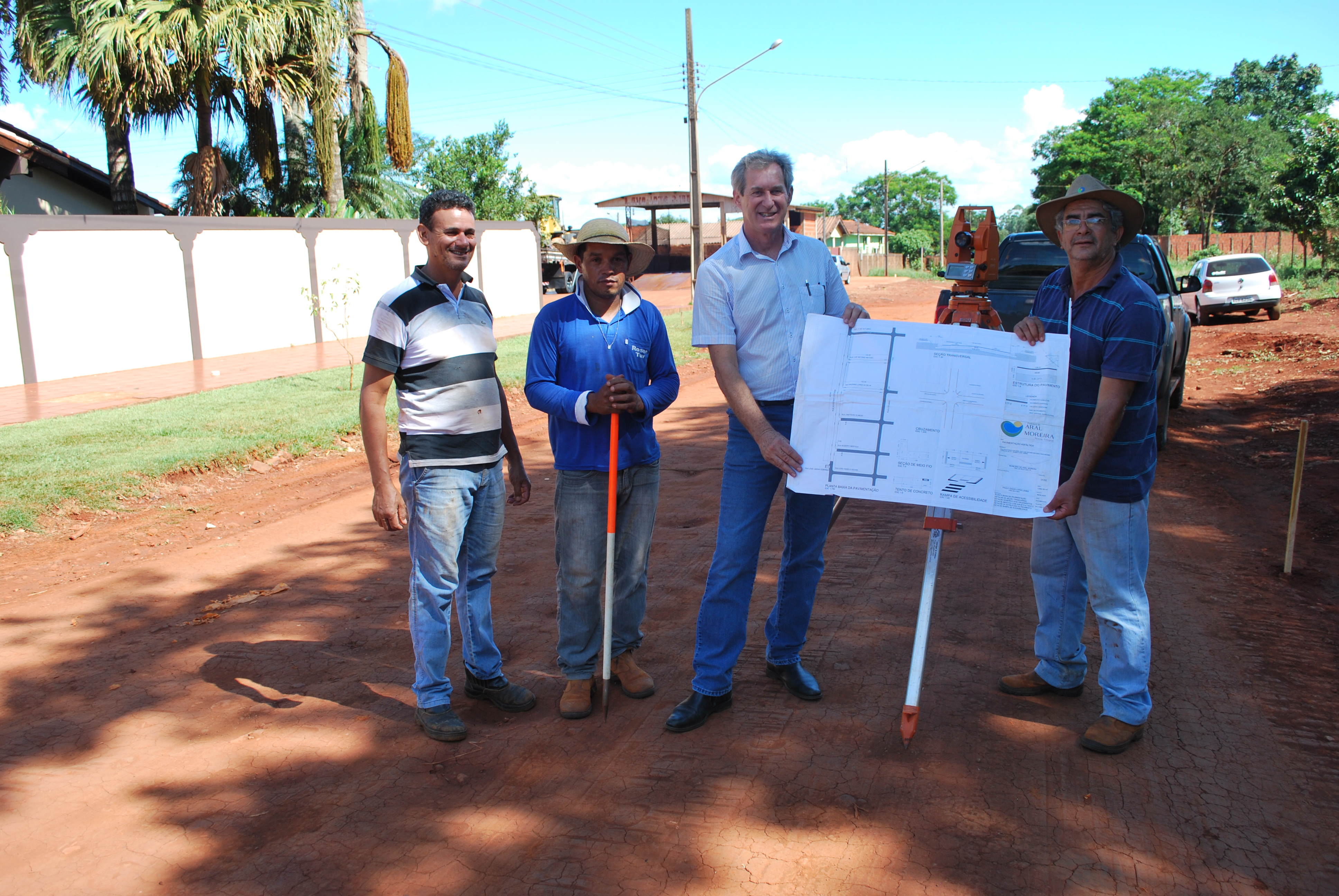 Prefeito Edson de David apresenta orgulhoso o projeto de pavimenta&ccedil;&atilde;o do Bairro Jardim Ouro Verde, que ser&aacute; totalmente dotado de asfalto.