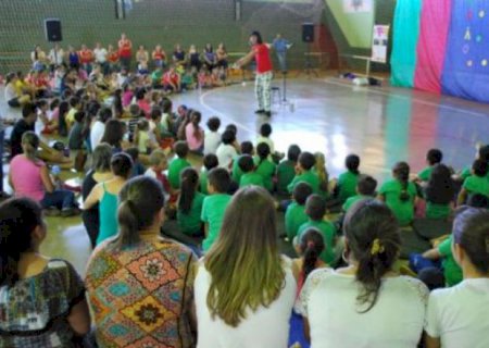 Contador de histórias, Ciro Ferreira encerra projeto Trocando Figurinhas da Educação Infantil