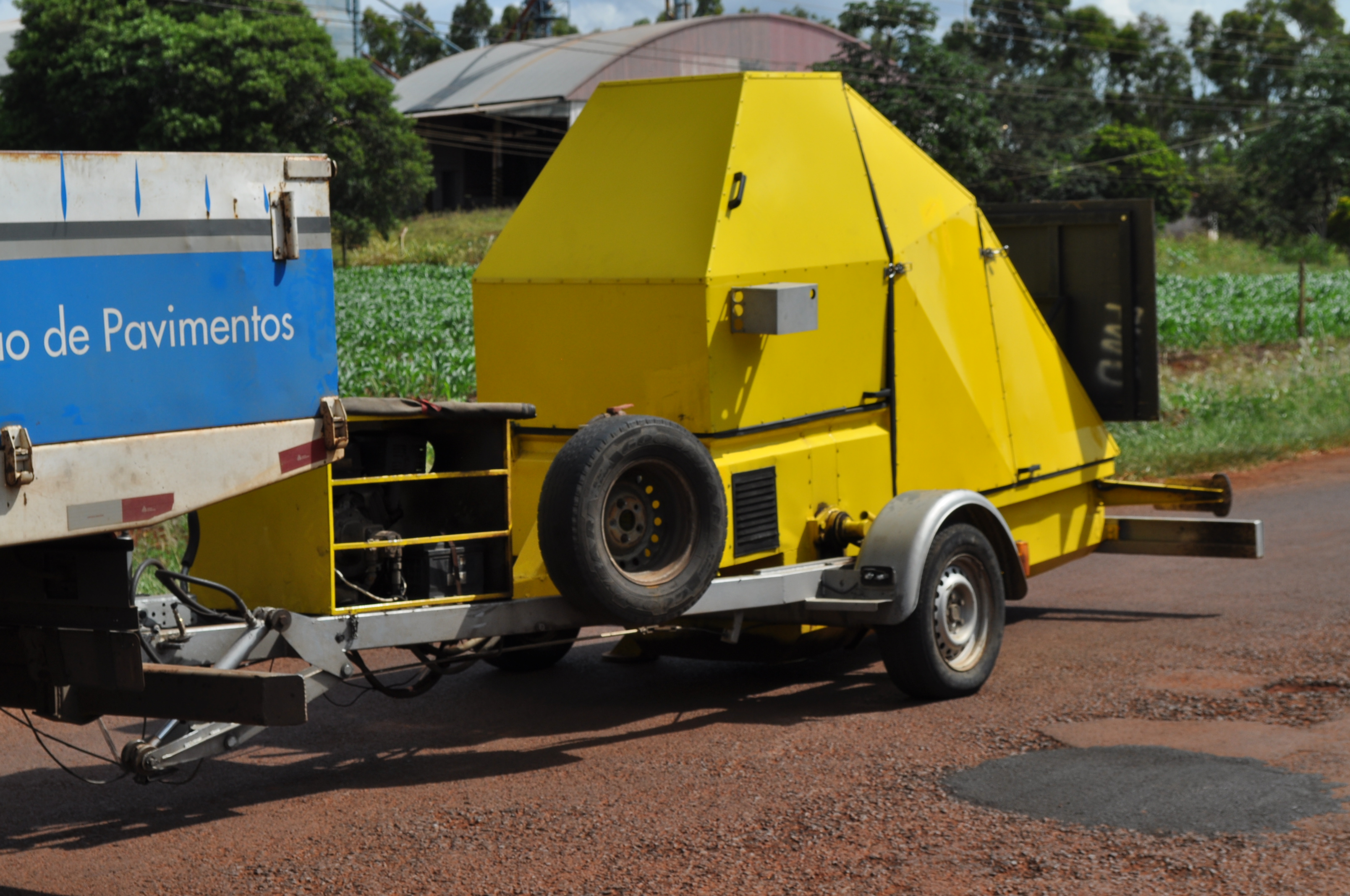 Equipamento respons&aacute;vel em fazer o trabalho de "Deflex&atilde;o", que &eacute; ver a ader&ecirc;ncia do asfalto. (Foto: Joelso Gon&ccedil;alves/ Not&iacute;cias do MS).
