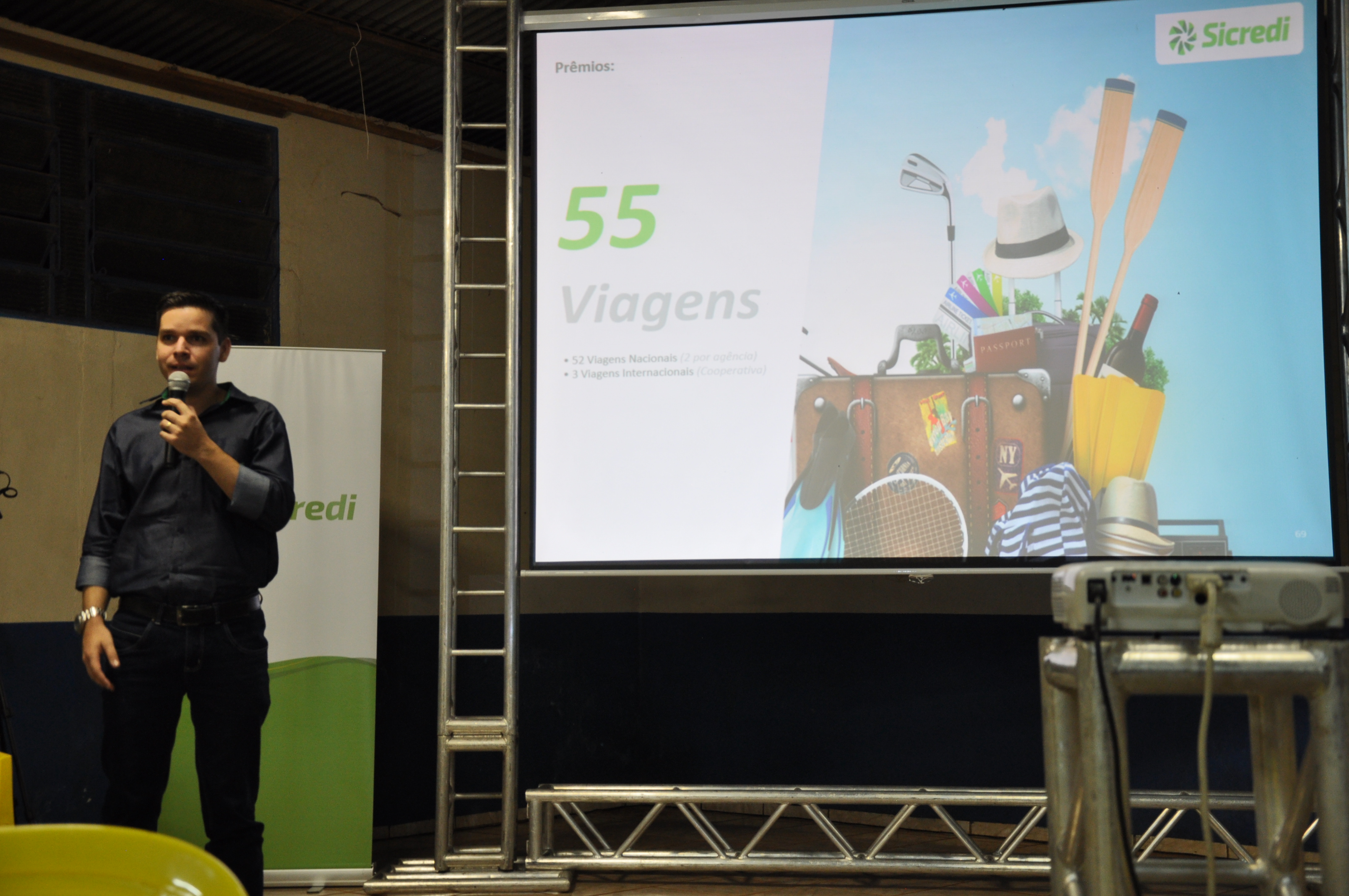 O gerente da unidade de Aral Moreira, Rodrigo Corr&ecirc;a, fez uma breve explana&ccedil;&atilde;o da nova campanha da Cooperativa. (Foto: Joelso Gon&ccedil;alves/  Not&iacute;cias do MS).