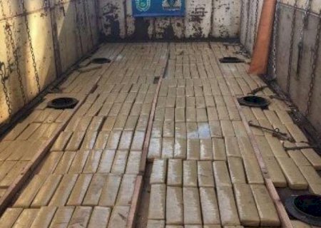 Carreta bitrem é apreendida com uma tonelada de maconha na fronteira