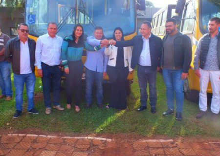 Vereadores participaram de entrega de 2 ônibus para o transporte escolar em Aral Moreira