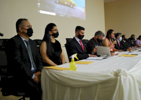 Alexandrino Garcia, vice Valdirene e vereadores tomaram posse em Aral Moreira