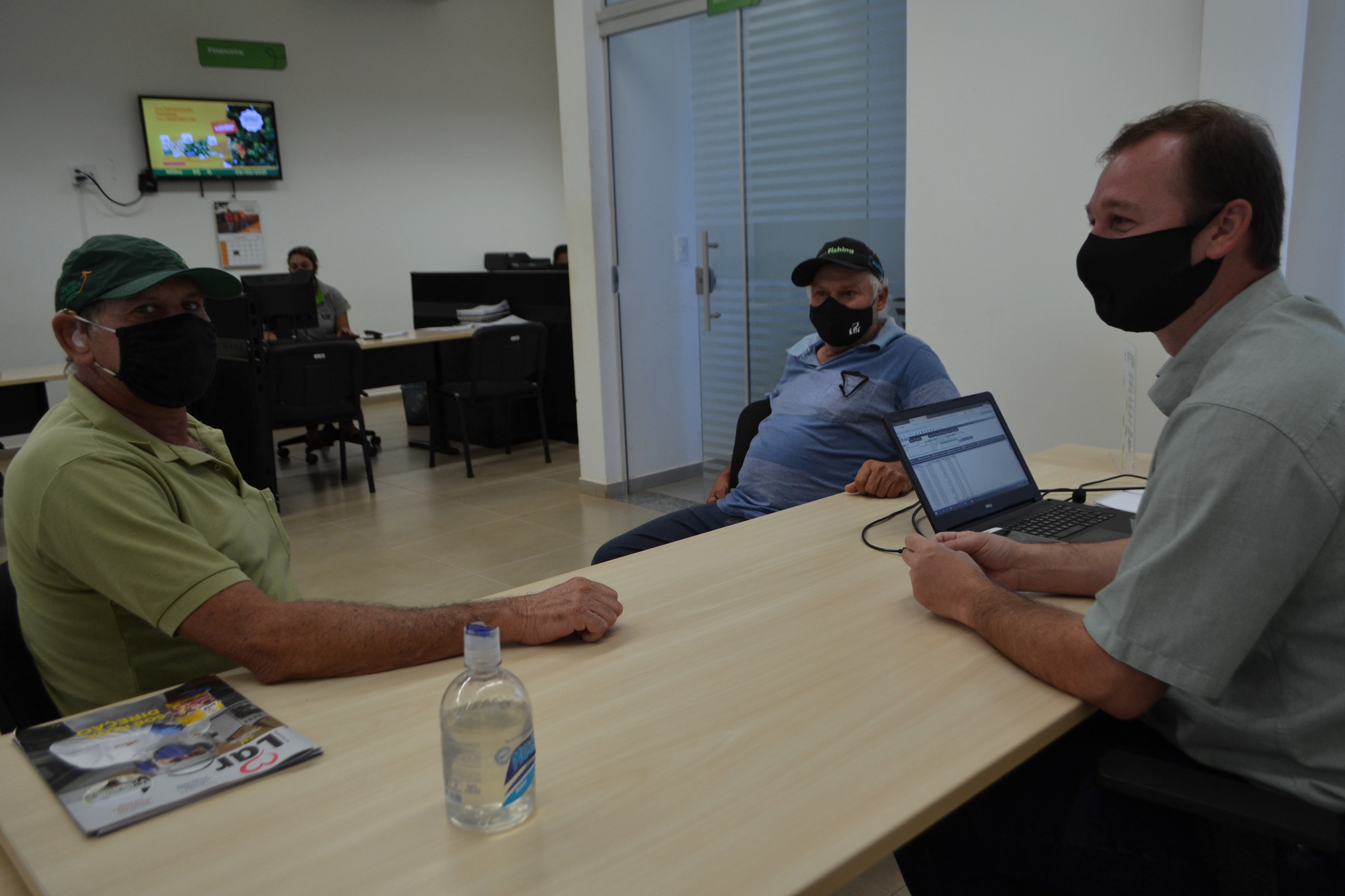 Gerente da unidade de Aral Moreira, Rodrigo Kurmann durante conversa com cooperados.