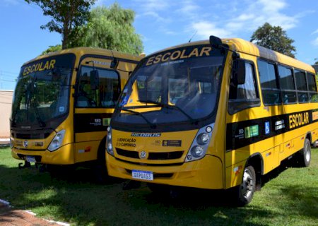 Prefeito Alexandrino Garcia entregou dois novos ônibus para o transporte escolar