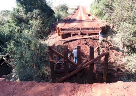 Com recursos próprios, Prefeitura de Aral Moreira realiza restauração de ponte que da acesso ao distrito de Vila Marques