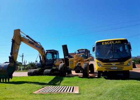 Com investimento de aproximadamente 2,2 milhão, Prefeitura de Aral Moreira entrega ônibus escolar e maquinários