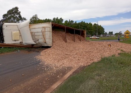 Carreta com cavaco tomba no trevo do San Fernando em Caarapó