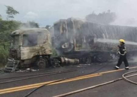 Carga de carne bovina é perdida em incêndio de carreta na BR-163