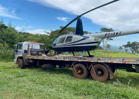 Helicóptero recuperado na fronteira é levado para hangar da polícia