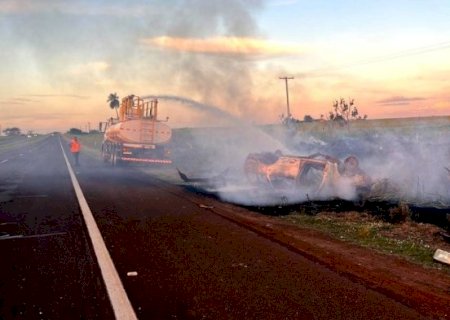 Homem fica em estado grave após veículo pegar fogo em capotagem