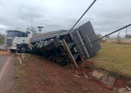 (Vídeo) Carreta sai da pista para evitar colisão e tomba na BR-163 em Caarapó