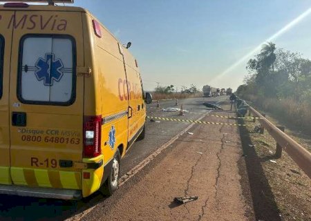 Motociclista morre ao bater de frente com carreta em ultrapassagem na BR-163